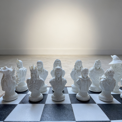 Handgefertigtes Fantasy-Schachspiel 50 × 50 cm